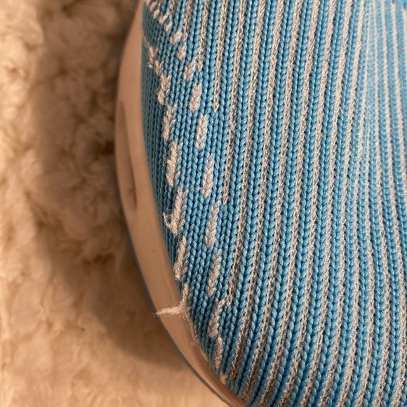 Womens Aertrex blue stretch nice slip on shoes.  Comfortable!!!! - Picture 6 of 6